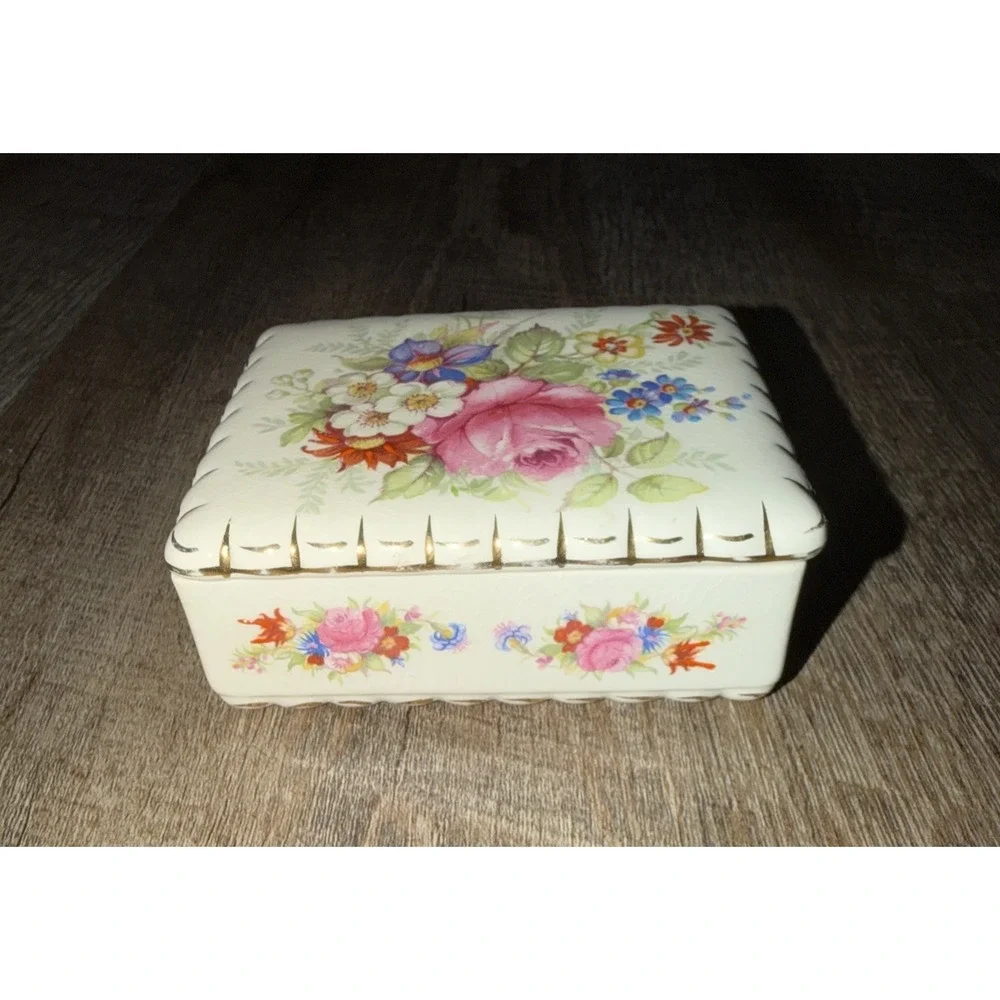 Vtg 40s Wedgwood England Ceramic Floral Gold Trim Vanity Box‎ w/ Lid